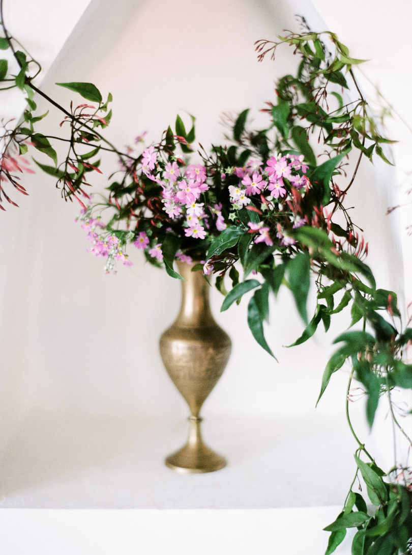 Un mariage bohème en rose et rouge au Nepal - La mariée aux pieds nus - Photo : Bianca Rijkenbarg