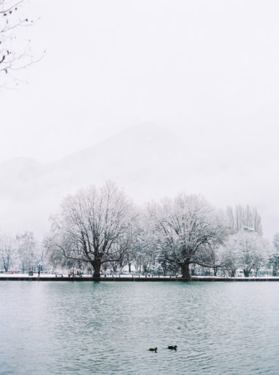 Blanccoco Photographe - Annecy sous la neige - Bonnes adresses - La mariee aux pieds nus