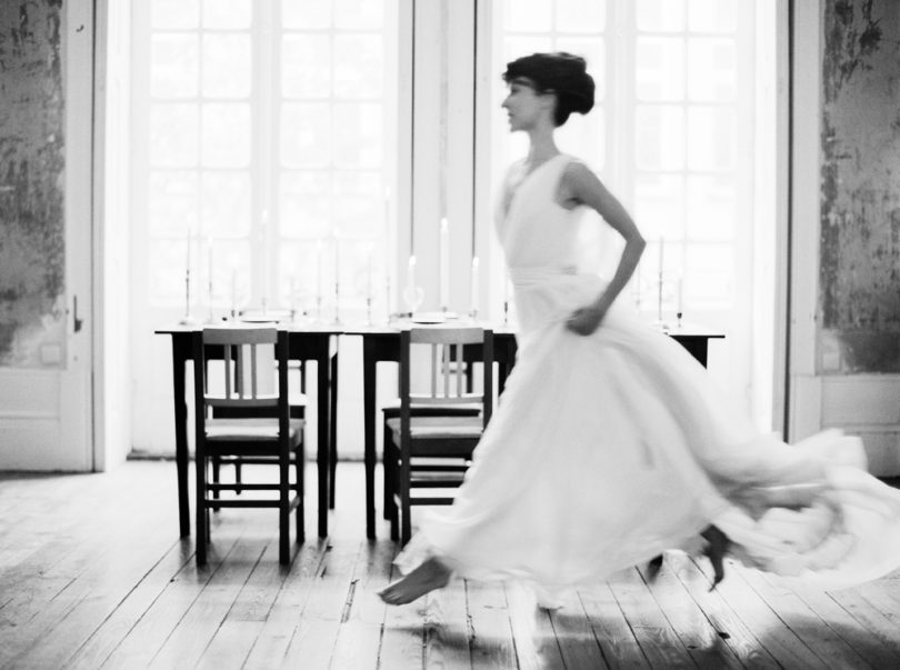 Un portrait de mariée inspiré par Man Ray, le mouvement et l'évolution - La mariée aux pieds nus - Photo et stylisme par Brancoprata