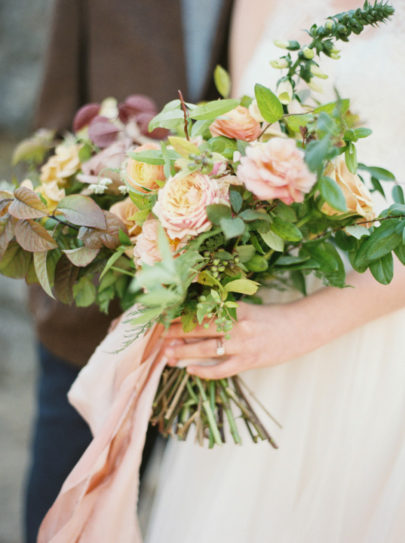 Brittany Mahood - 12 idées de bouquets de mariée roses - La mariée aux pieds nus