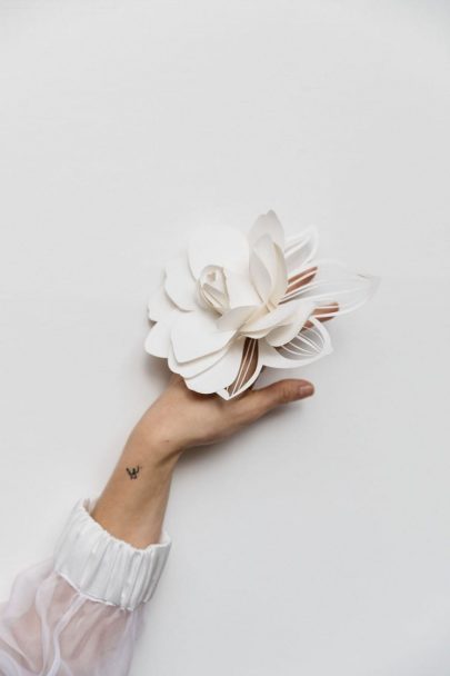 Be in Bloom - Accessoires de mariée en papier par By Romance et Marjorie Colas - Photos : Yann Audic Lifestories Wedding - Blog : La mariée aux pieds nus