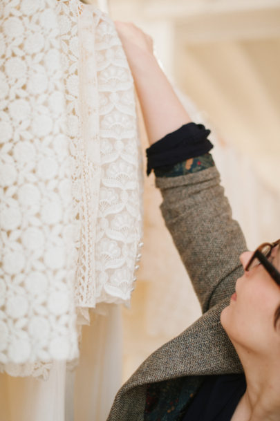 Chloe Lapeyssonnie - Visite de l'atelier de la creatrice de robes de mariee Laure de Sagazan - La mariee aux pieds nus