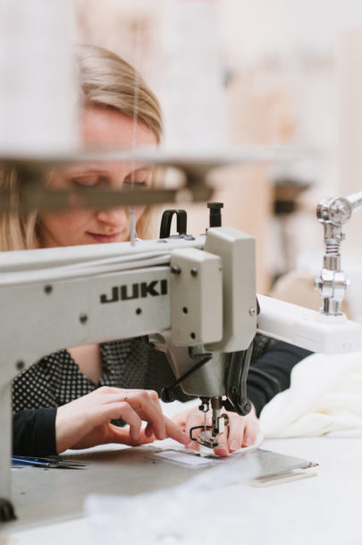 Chloe Lapeyssonnie - Visite de l'atelier de la creatrice de robes de mariee Laure de Sagazan - La mariee aux pieds nus