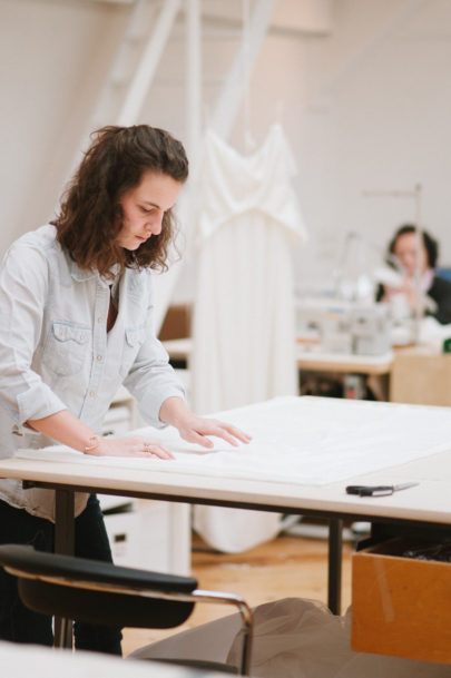 Chloe Lapeyssonnie - Visite de l'atelier de la creatrice de robes de mariee Laure de Sagazan - La mariee aux pieds nus