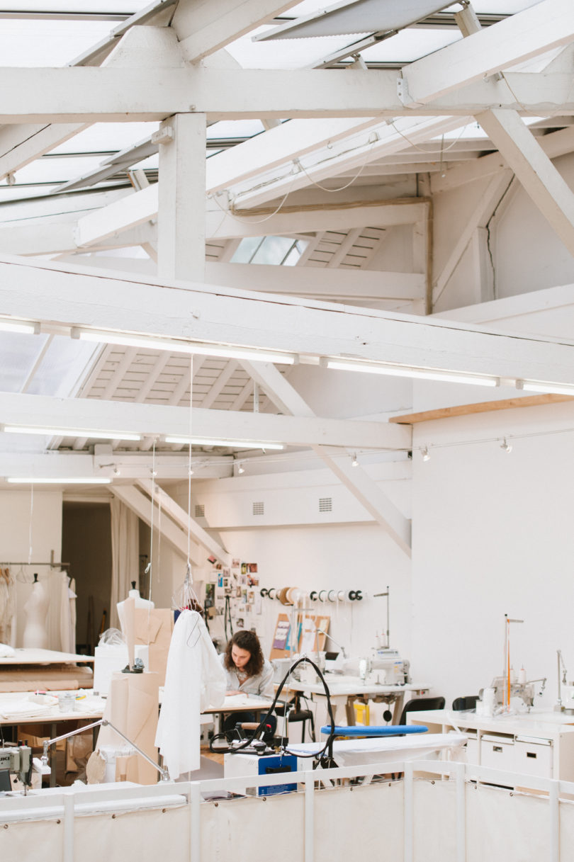 Chloe Lapeyssonnie - Visite de l'atelier de la creatrice de robes de mariee Laure de Sagazan - La mariee aux pieds nus