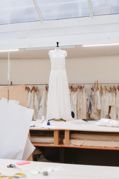Chloe Lapeyssonnie - Visite de l'atelier de la creatrice de robes de mariee Laure de Sagazan - La mariee aux pieds nus