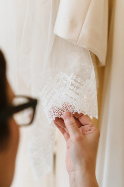 Chloe Lapeyssonnie - Visite de l'atelier de la creatrice de robes de mariee Laure de Sagazan - La mariee aux pieds nus