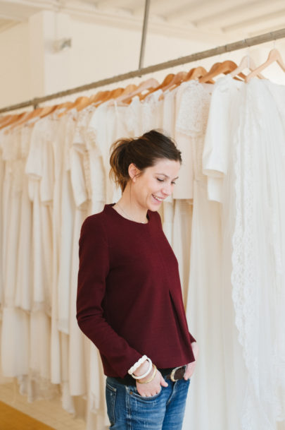 Chloe Lapeyssonnie - Visite de l'atelier de la creatrice de robes de mariee Laure de Sagazan - La mariee aux pieds nus