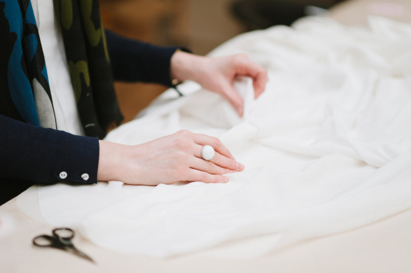 Chloe Lapeyssonnie - Visite de l'atelier de la creatrice de robes de mariee Laure de Sagazan - La mariee aux pieds nus