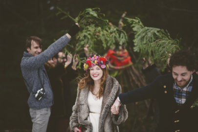 Kiss and the gang - Chloe Lapeyssonnie - Un mariage colore sous une yourte en hiver - La mariee aux pieds nus