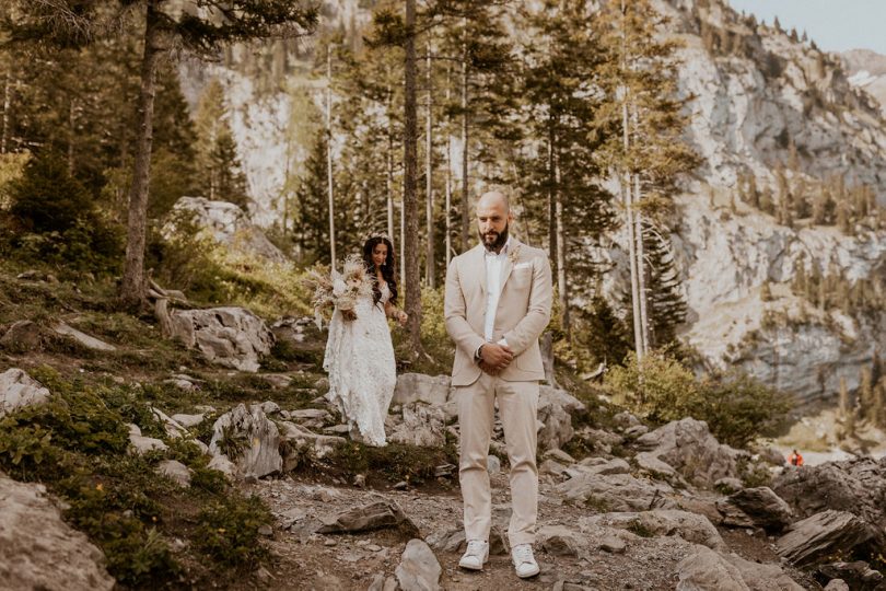 Un elopement bohème au bord du Lac Oeschinensee en Suisse - Photos : Cécilia Hofer - Blog mariage : La mariée aux pieds nus.