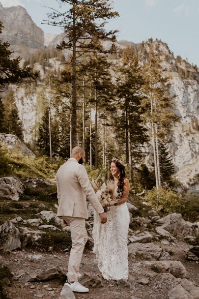 Un elopement bohème au bord du Lac Oeschinensee en Suisse - Photos : Cécilia Hofer - Blog mariage : La mariée aux pieds nus.