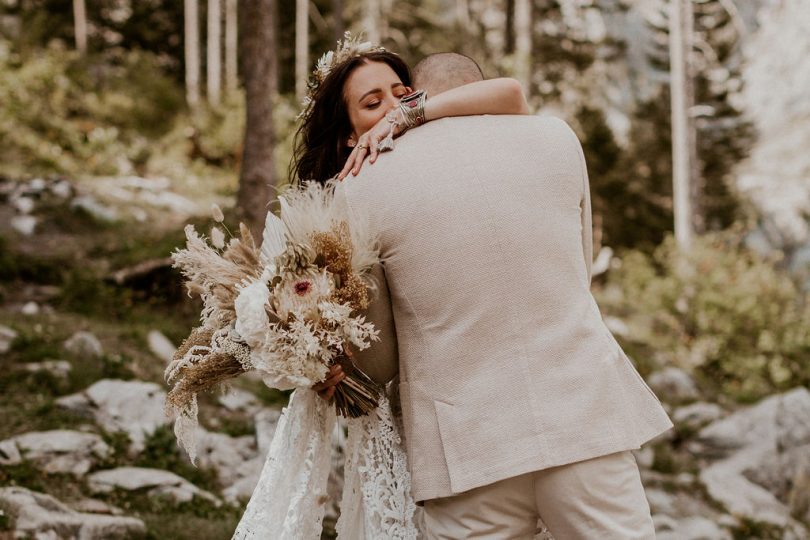 Un elopement bohème au bord du Lac Oeschinensee en Suisse - Photos : Cécilia Hofer - Blog mariage : La mariée aux pieds nus.