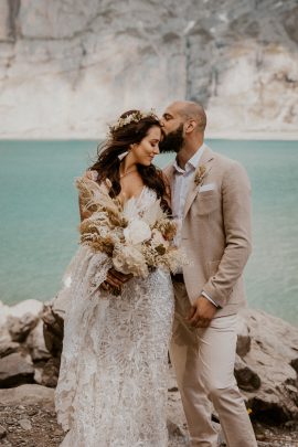 Un elopement bohème au bord du Lac Oeschinensee en Suisse - Photos : Cécilia Hofer - Blog mariage : La mariée aux pieds nus.