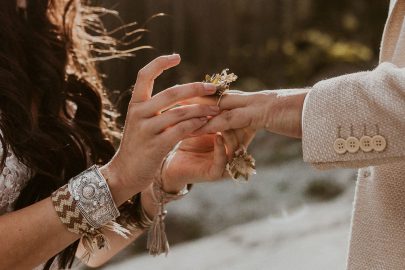 Un elopement bohème au bord du Lac Oeschinensee en Suisse - Photos : Cécilia Hofer - Blog mariage : La mariée aux pieds nus.