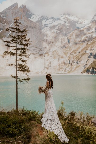 Un elopement bohème au bord du Lac Oeschinensee en Suisse - Photos : Cécilia Hofer - Blog mariage : La mariée aux pieds nus.