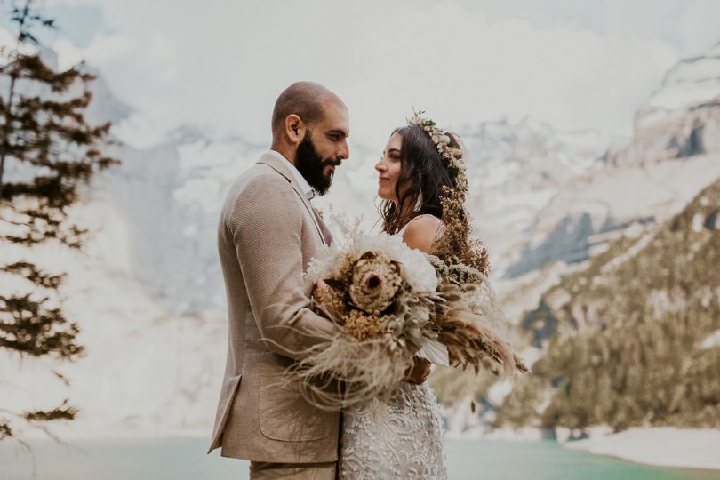 Un elopement bohème au bord du Lac Oeschinensee en Suisse - Photos : Cécilia Hofer - Blog mariage : La mariée aux pieds nus.