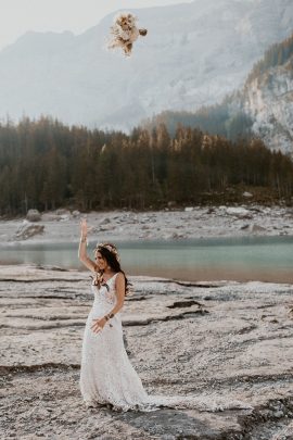 Un elopement bohème au bord du Lac Oeschinensee en Suisse - Photos : Cécilia Hofer - Blog mariage : La mariée aux pieds nus.