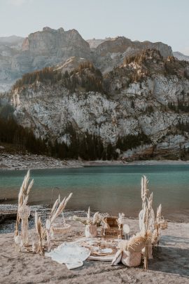 Un elopement bohème au bord du Lac Oeschinensee en Suisse - Photos : Cécilia Hofer - Blog mariage : La mariée aux pieds nus.