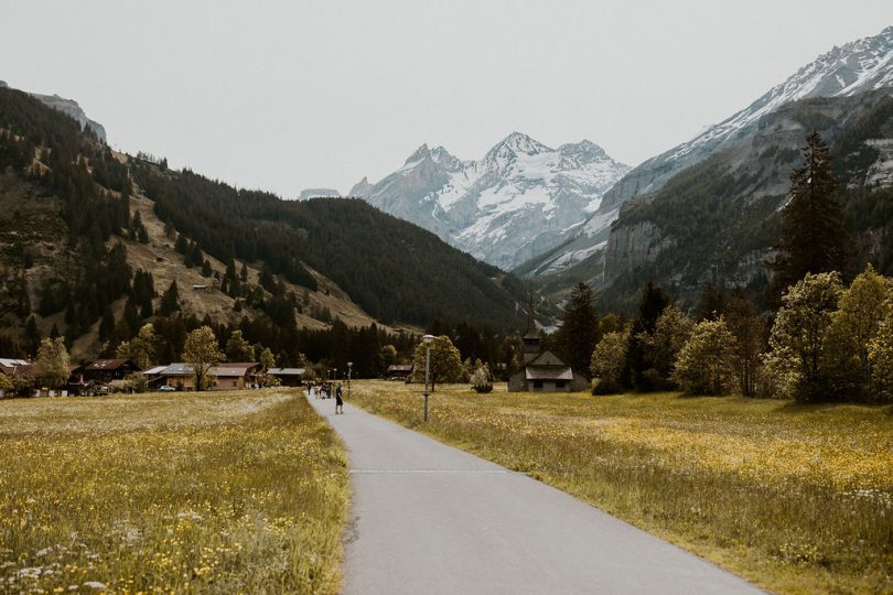 Un elopement bohème au bord du Lac Oeschinensee en Suisse - Photos : Cécilia Hofer - Blog mariage : La mariée aux pieds nus.