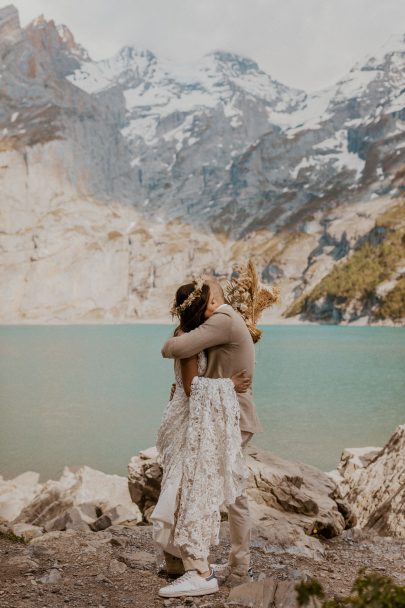 Un elopement bohème au bord du Lac Oeschinensee en Suisse - Photos : Cécilia Hofer - Blog mariage : La mariée aux pieds nus.