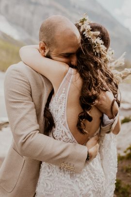 Un elopement bohème au bord du Lac Oeschinensee en Suisse - Photos : Cécilia Hofer - Blog mariage : La mariée aux pieds nus.