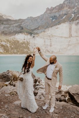 Un elopement bohème au bord du Lac Oeschinensee en Suisse - Photos : Cécilia Hofer - Blog mariage : La mariée aux pieds nus.