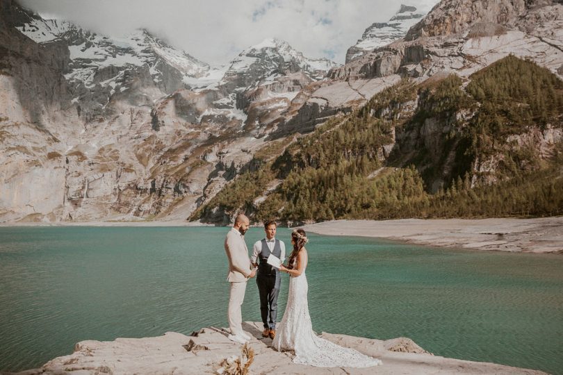 Un elopement bohème au bord du Lac Oeschinensee en Suisse - Photos : Cécilia Hofer - Blog mariage : La mariée aux pieds nus.