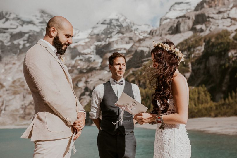 Un elopement bohème au bord du Lac Oeschinensee en Suisse - Photos : Cécilia Hofer - Blog mariage : La mariée aux pieds nus.