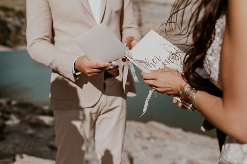 Un elopement bohème au bord du Lac Oeschinensee en Suisse - Photos : Cécilia Hofer - Blog mariage : La mariée aux pieds nus.