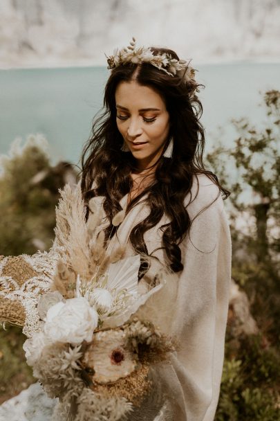 Un elopement bohème au bord du Lac Oeschinensee en Suisse - Photos : Cécilia Hofer - Blog mariage : La mariée aux pieds nus.