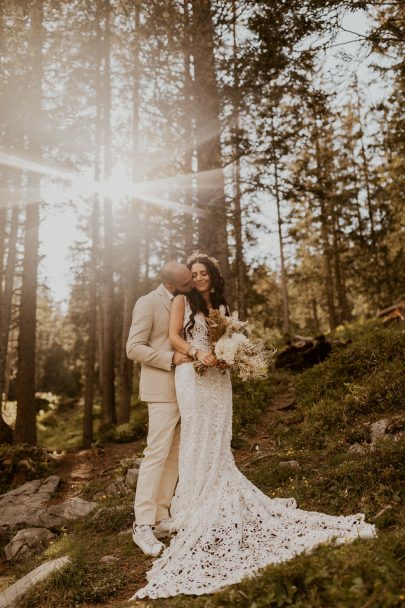 Un elopement bohème au bord du Lac Oeschinensee en Suisse - Photos : Cécilia Hofer - Blog mariage : La mariée aux pieds nus.