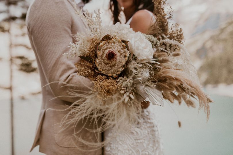 Un elopement bohème au bord du Lac Oeschinensee en Suisse - Photos : Cécilia Hofer - Blog mariage : La mariée aux pieds nus.