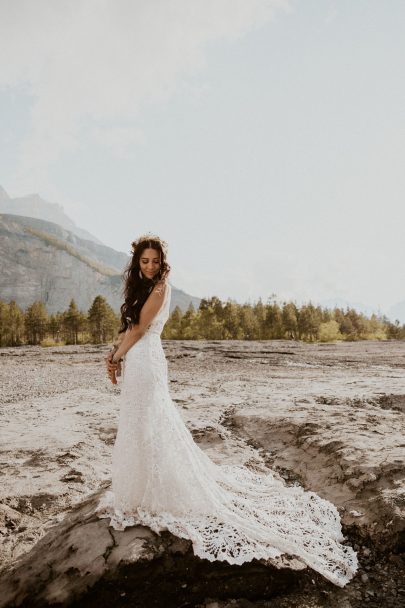 Un elopement bohème au bord du Lac Oeschinensee en Suisse - Photos : Cécilia Hofer - Blog mariage : La mariée aux pieds nus.