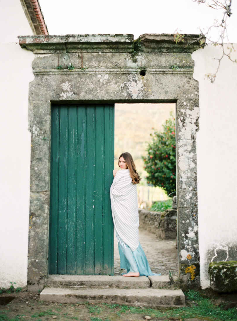 Une mariée en bleu - Shooting éditorial - La mariée aux pieds nus - Photographie et Stylisme : Brancoprata