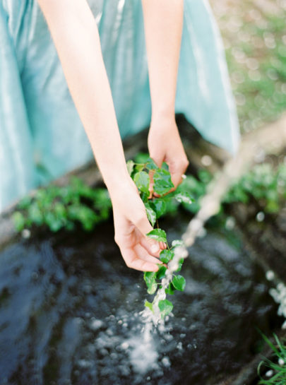 Une mariée en bleu - Shooting éditorial - La mariée aux pieds nus - Photographie et Stylisme : Brancoprata