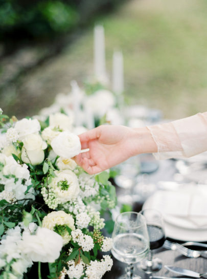 Un mariage en vert et blanc inspiré par la nature - Shooting éditorial - La mariée aux pieds nus - Photographie et Stylisme : Brancoprata