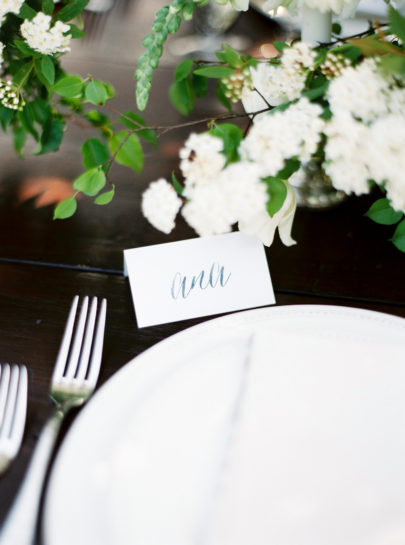 Réussir le plan de table de son mariage - La mariée aux pieds nus - Photo : Brancoprata