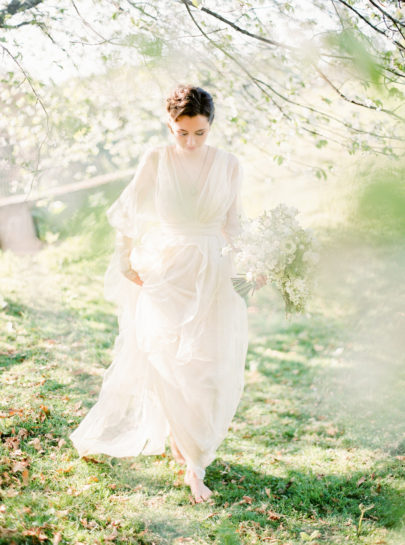 Un mariage en vert et blanc inspiré par la nature - Shooting éditorial - La mariée aux pieds nus - Photographie et Stylisme : Brancoprata