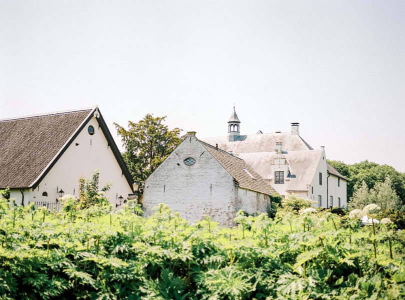 Un mariage simple et champêtre - La mariée aux pieds nus - Photo : Hanke Arkenbout