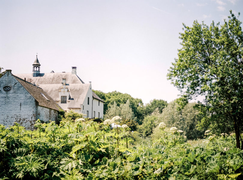 Un mariage simple et champêtre - La mariée aux pieds nus - Photo : Hanke Arkenbout