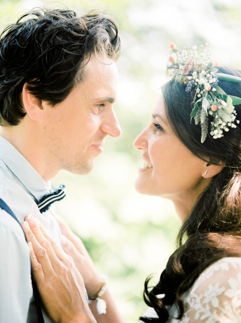 Un mariage simple et champêtre - La mariée aux pieds nus - Photo : Hanke Arkenbout