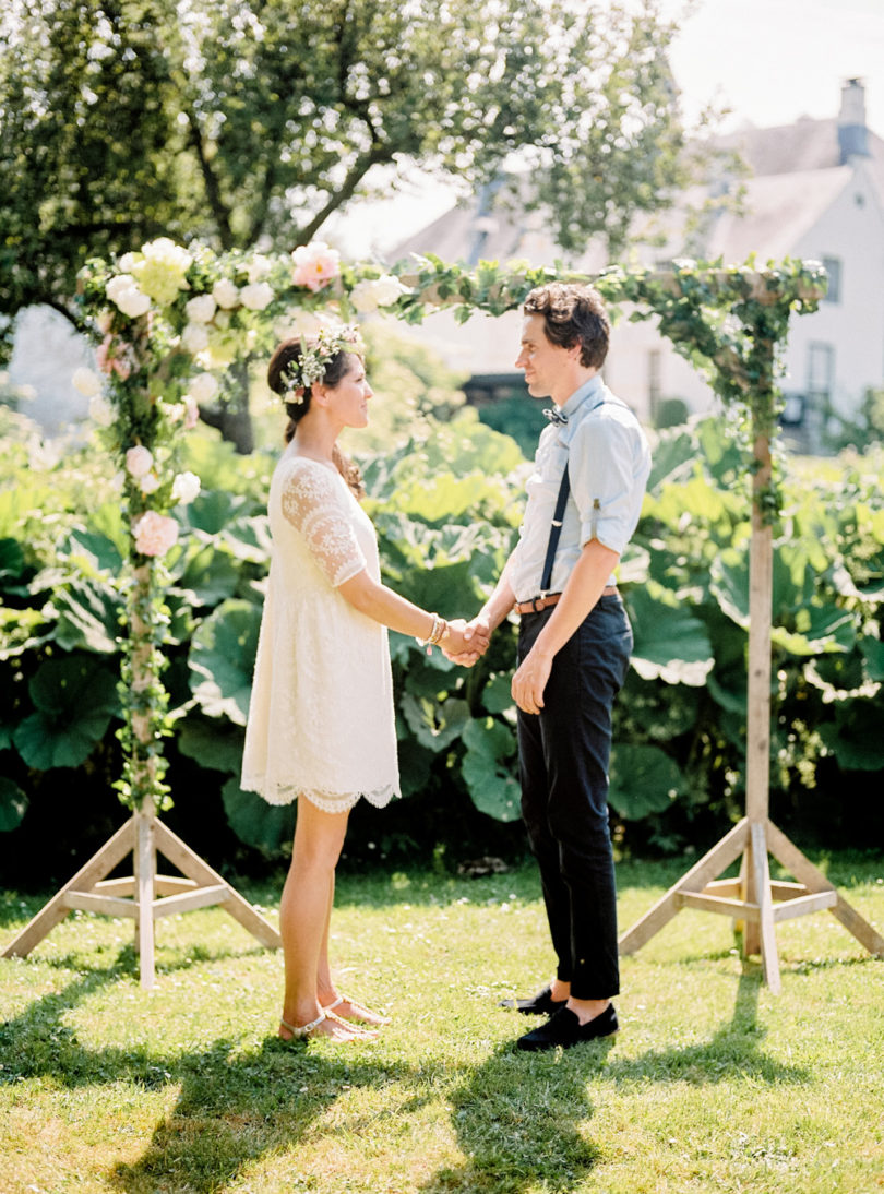 Un mariage simple et champêtre - La mariée aux pieds nus - Photo : Hanke Arkenbout