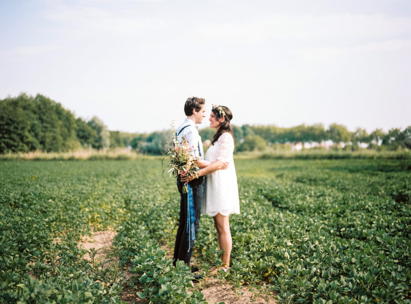 Un mariage simple et champêtre - La mariée aux pieds nus - Photo : Hanke Arkenbout