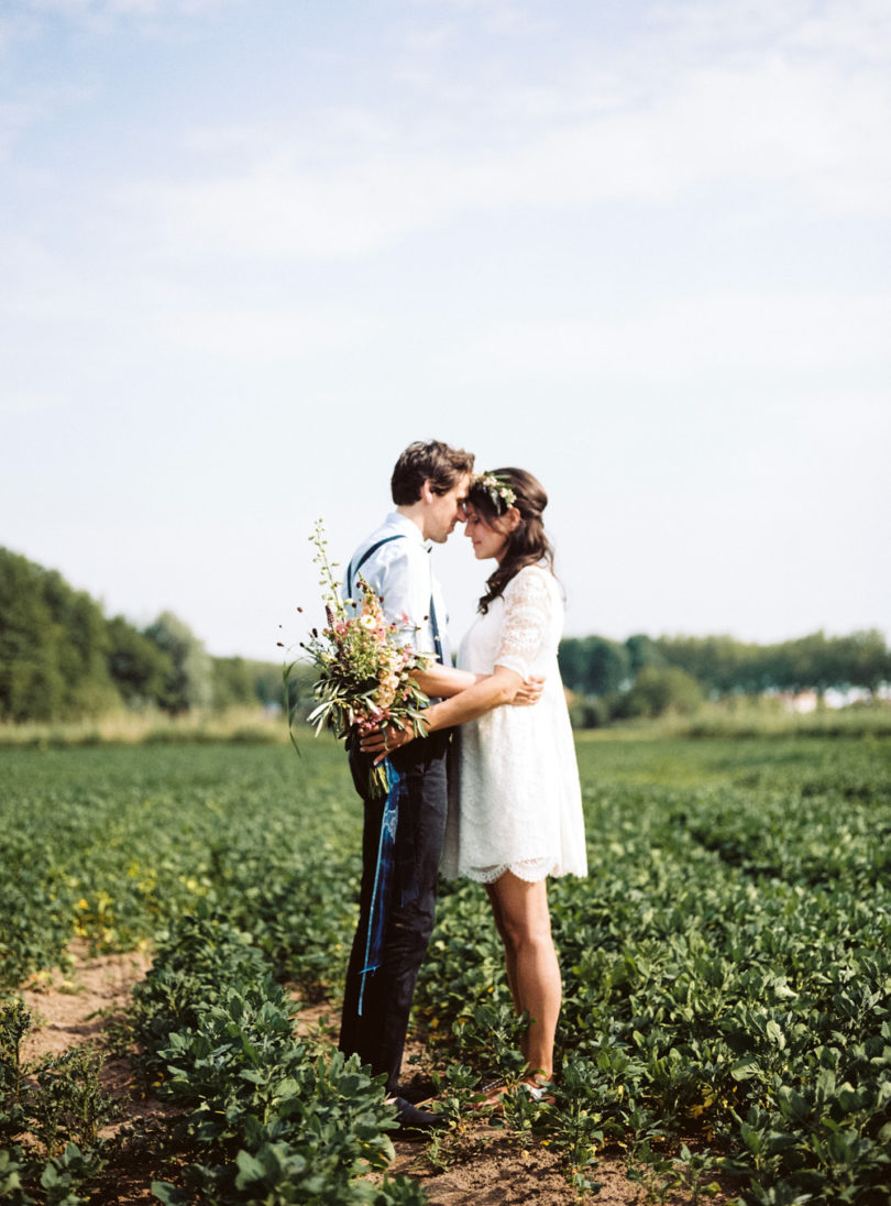 Un mariage simple et champêtre - La mariée aux pieds nus - Photo : Hanke Arkenbout