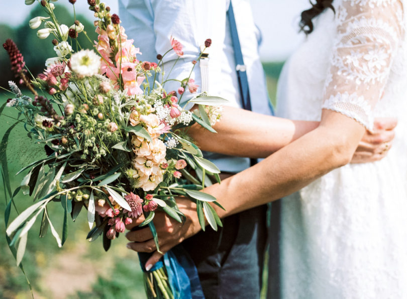 Un mariage simple et champêtre - La mariée aux pieds nus - Photo : Hanke Arkenbout