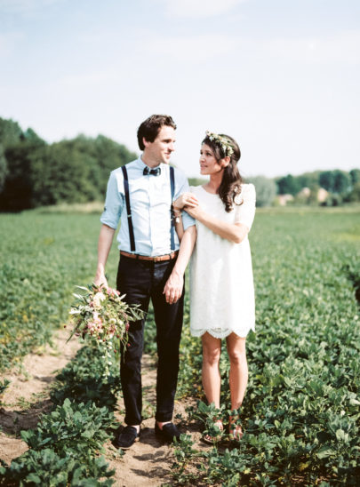 Un mariage simple et champêtre - La mariée aux pieds nus - Photo : Hanke Arkenbout
