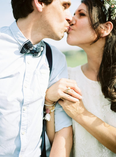 Un mariage simple et champêtre - La mariée aux pieds nus - Photo : Hanke Arkenbout