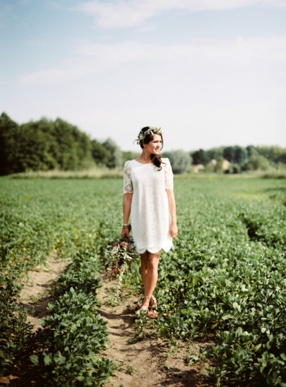 Un mariage simple et champêtre - La mariée aux pieds nus - Photo : Hanke Arkenbout