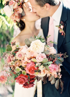 Jen Huang - 12 idées de bouquets de mariée roses - La mariée aux pieds nus